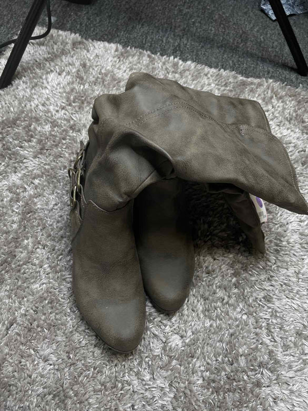 8 Jaclyn Smith Boots
