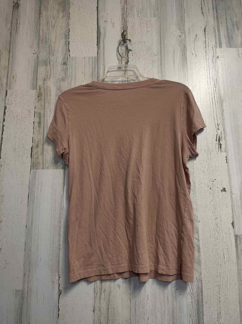 Universal Thread Size M Shirt