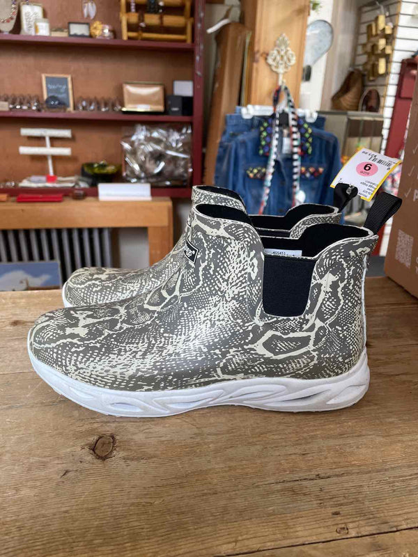 Shoe Size 9 Frogg toggs Shoes