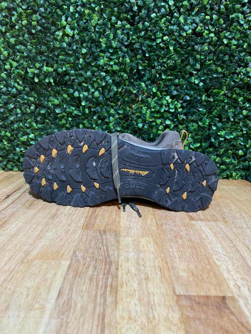 9.5 Eddie Bauer Sneakers