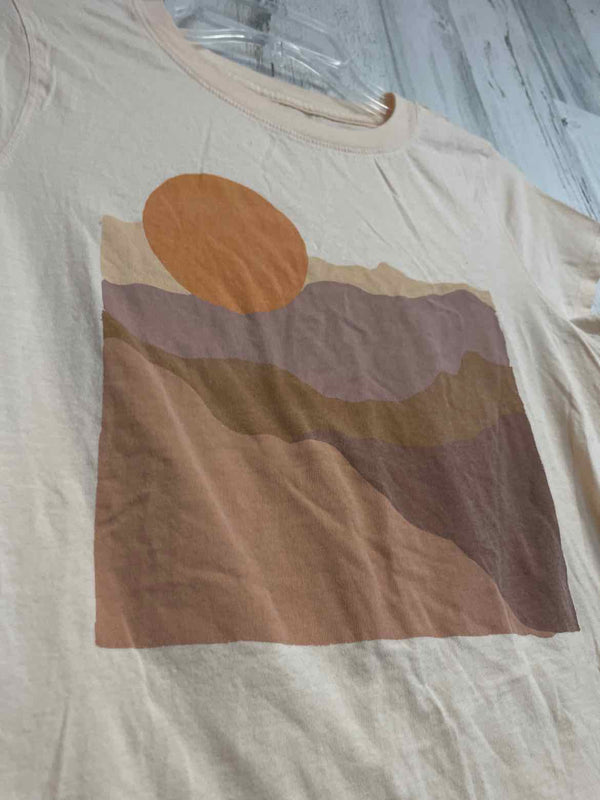 Universal Thread Size M Shirt