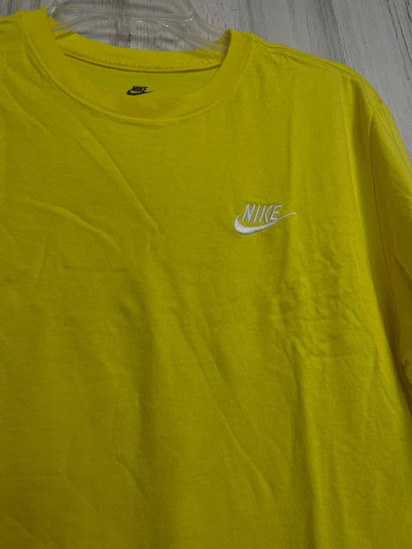 Size M Nike Shirt