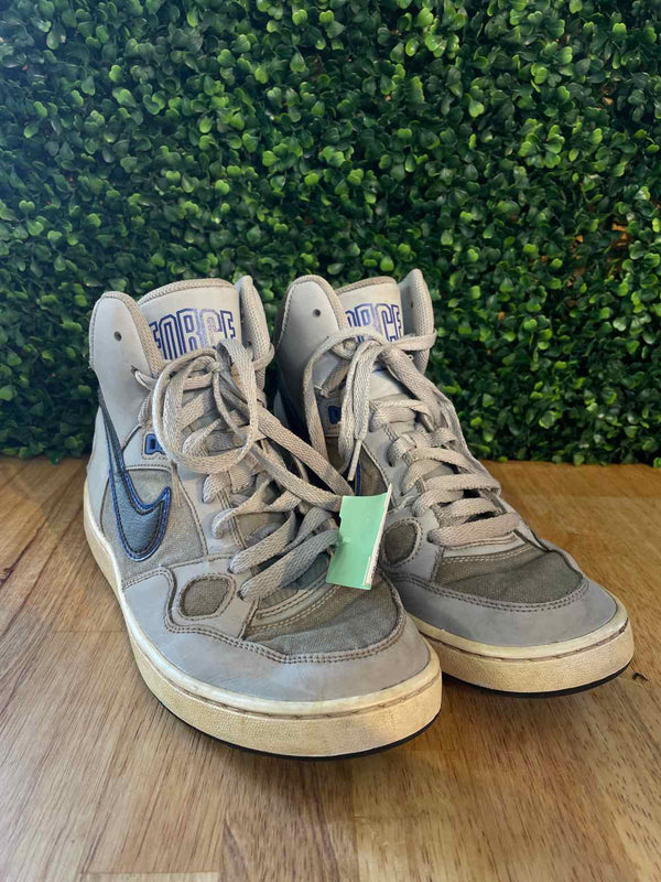 8 Nike Sneakers