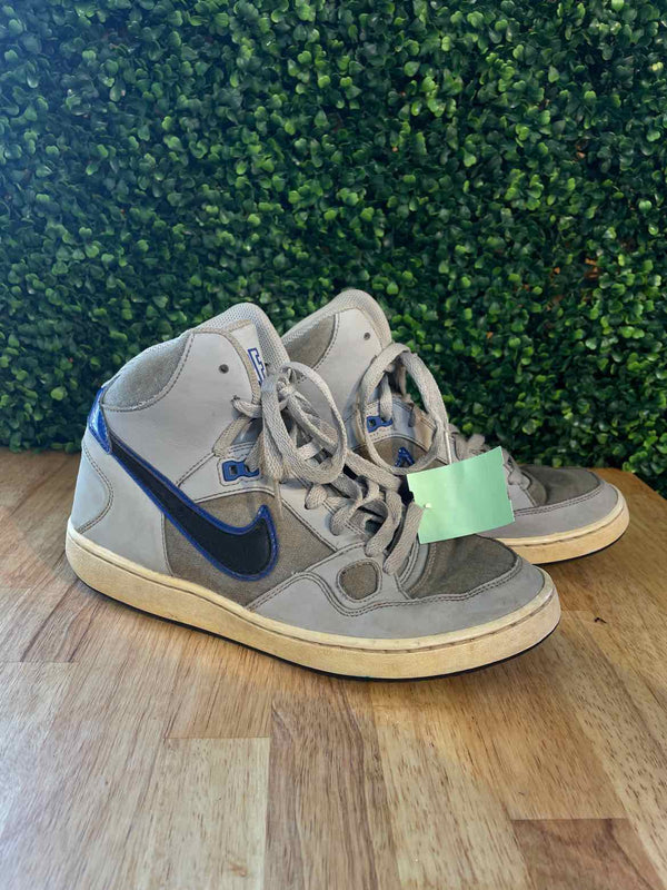8 Nike Sneakers
