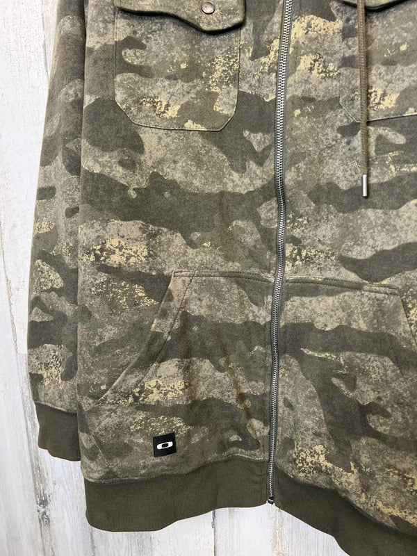 Size XL oakley Hoodie