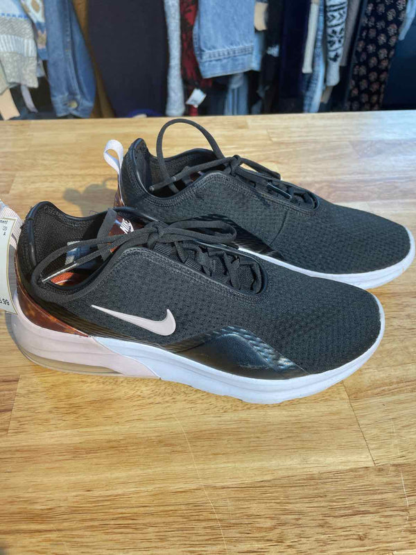 7.5 Nike Sneakers