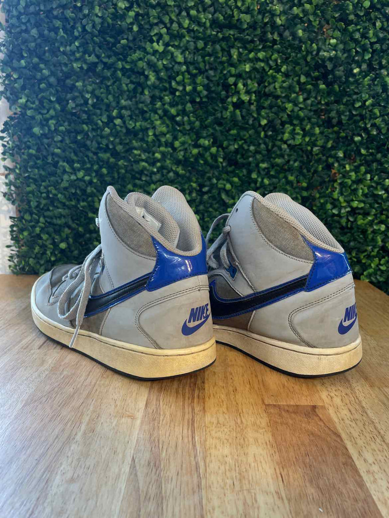 8 Nike Sneakers