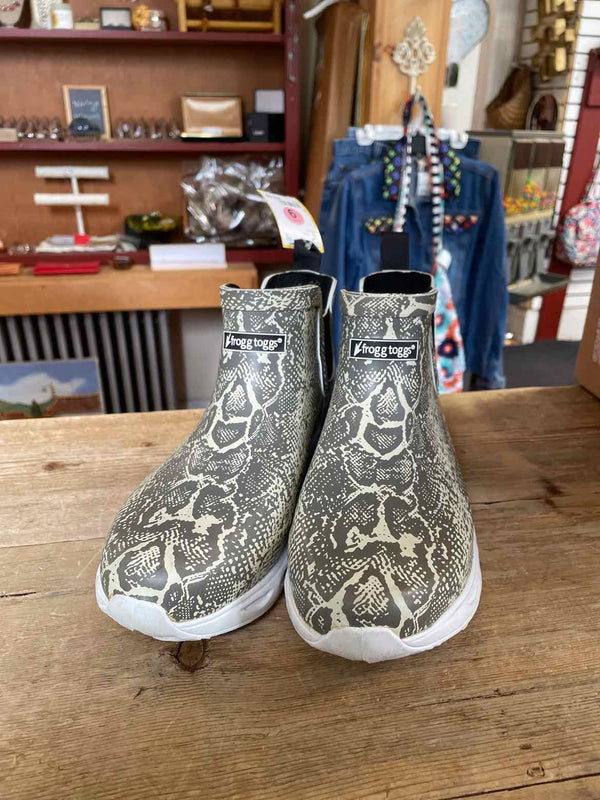 Shoe Size 9 Frogg toggs Shoes