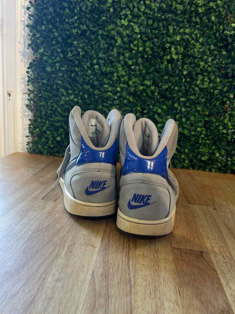 8 Nike Sneakers